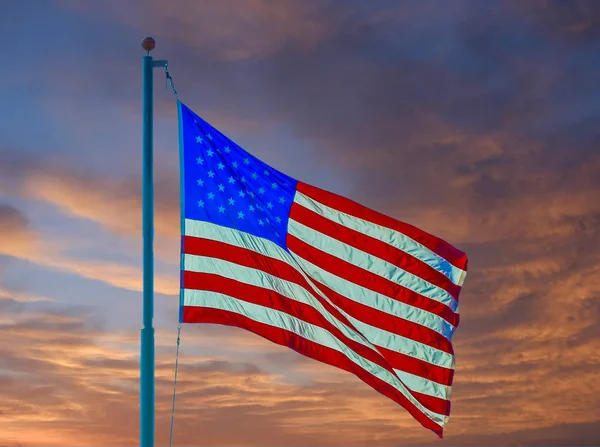 Flagpole americano ao anoitecer — Fotografia de Stock