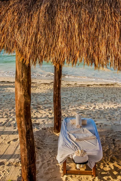 Massagebänk i Beach Hut — Stockfoto