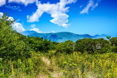Blue Ridge ötesinde yeşil Hills