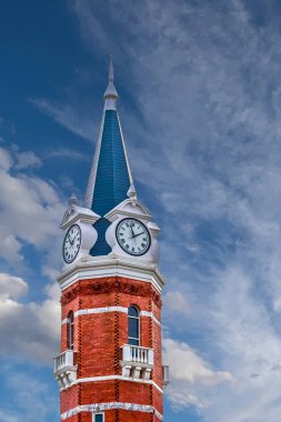 Mahkeme saat kulesi bulutlu gökyüzü