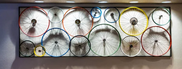 壁に自転車の車輪 — ストック写真