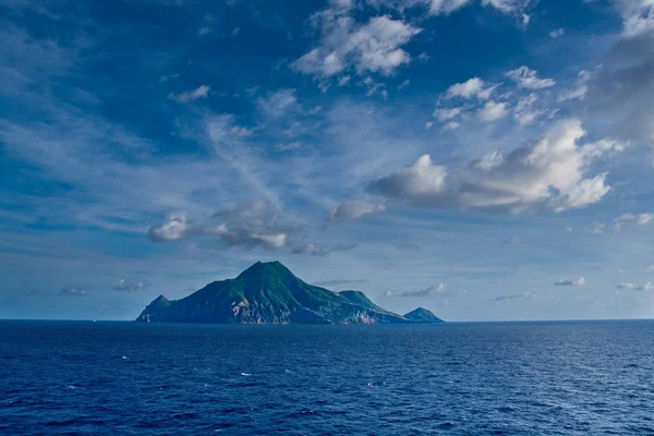 Karibisk ö och dramatisk himmel — Stockfoto