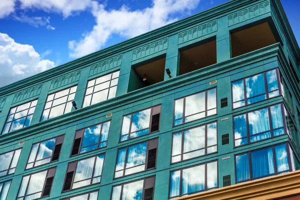 Yeşil bina mavi gökyüzünde — Stok fotoğraf