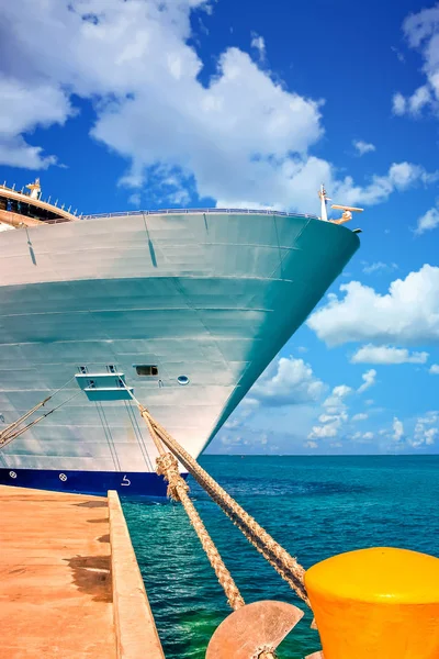 Ship Tied to Yellow Bollard at Pier — Stock Photo, Image