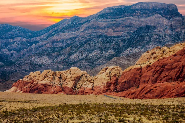 Κόκκινο λόφους μεταξύ έρημο και τα βουνά μωβ — Φωτογραφία Αρχείου