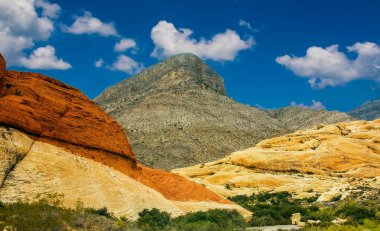 Güzel gökyüzü altında kırmızı beyaz ve yeşil dağlar