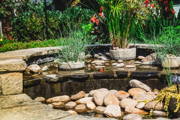 Acqua a cascata in giardino — Foto Stock