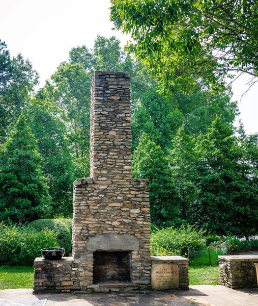 Vieille cheminée en pierre — Photo