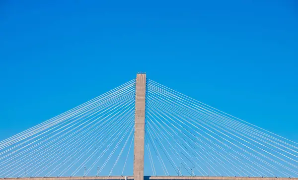 Białe przewody na most wiszący przeciw błękitne niebo — Zdjęcie stockowe