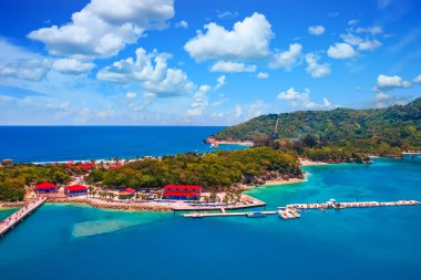 Tropikal Ada Kıyısı boyunca park et.