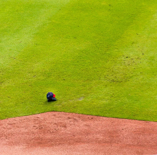 Pet en handschoen op honkbal veld — Stockfoto