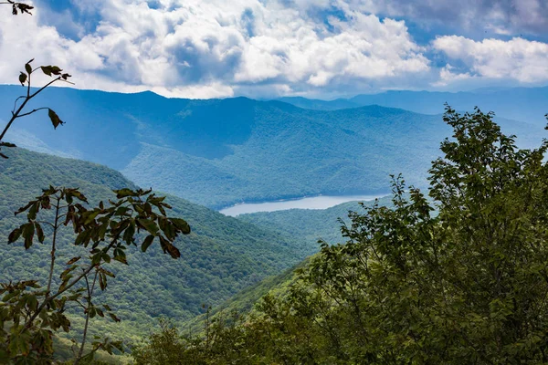 Драматичні хмари минулого Blue Ridge — стокове фото