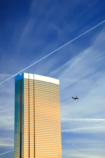 Gold Tower Under Blue Sky — Stock Photo, Image