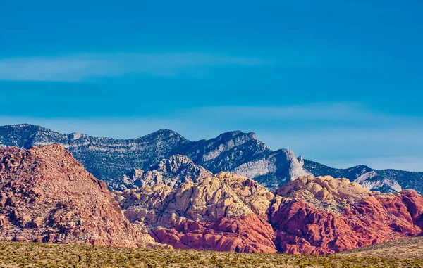 Roter Felsen und blaue Berge aus der Wüste — Stockfoto