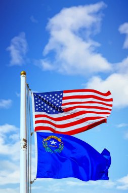 nevada ve Amerikan bayrakları direğe gökyüzü altında