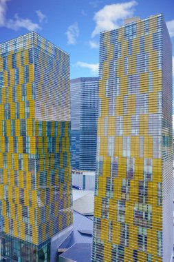 İki sarı ve gümüş kuleleri