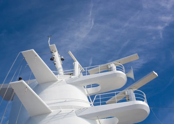 Torre de radar branco em um navio de cruzeiro — Fotografia de Stock