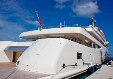 Dock mavi gökyüzü altında White yat