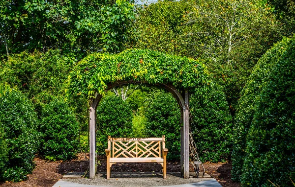 Hnědý stolek pod zelenou Arbor — Stock fotografie