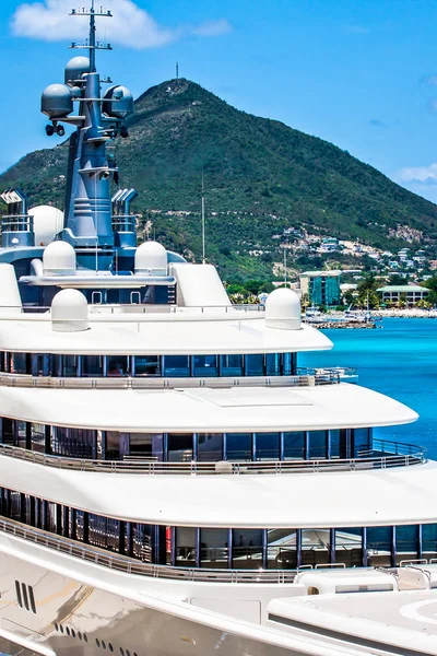 Dekken van luxejacht in tropische haven — Stockfoto