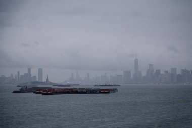 New York limanında yük mavnalar