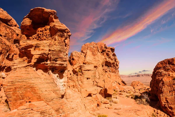 Piros Rock formációkban kék ég alatt — Stock Fotó