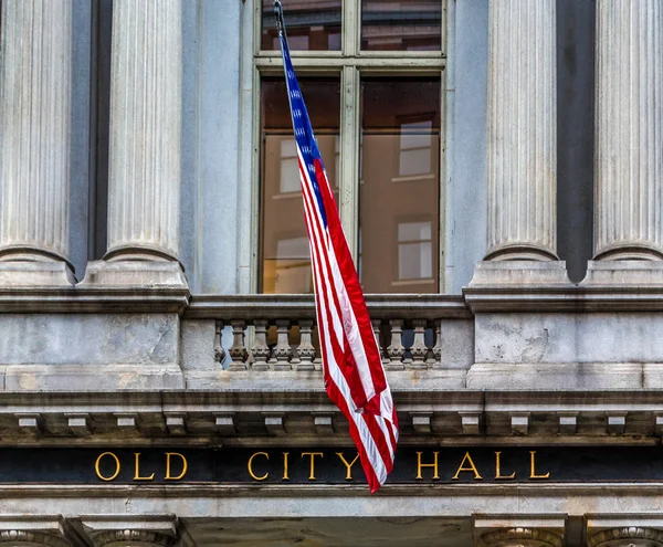 Old City Hall skylt med flagga — Stockfoto
