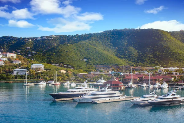 Luxusyachten im tropischen Hafen — Stockfoto