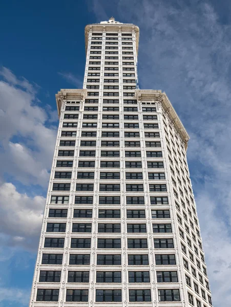 Классическая бетонная офисная башня катится в голубое небо — стоковое фото