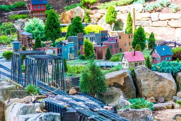 Model tren kamu bahçe içinde ayarla