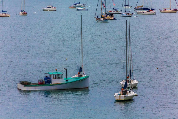 Bateaux de pêche et voiliers dans le port de Portland — Photo