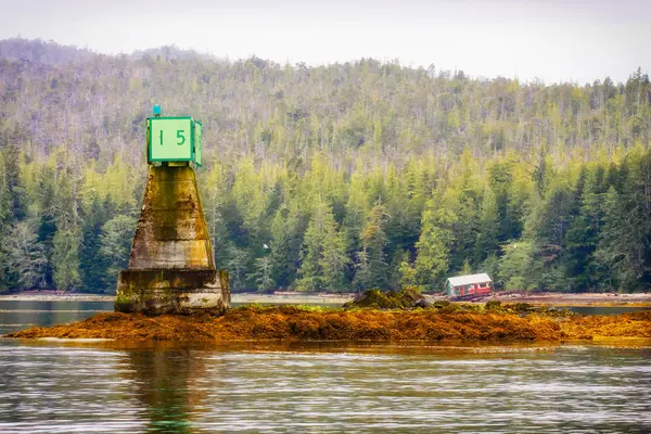 Abandonato baracca passato Verde Canale Marker — Foto Stock