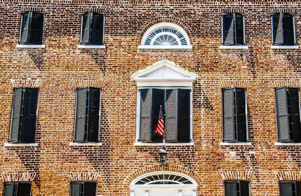 旧砖建筑上的美国国旗 — 图库照片