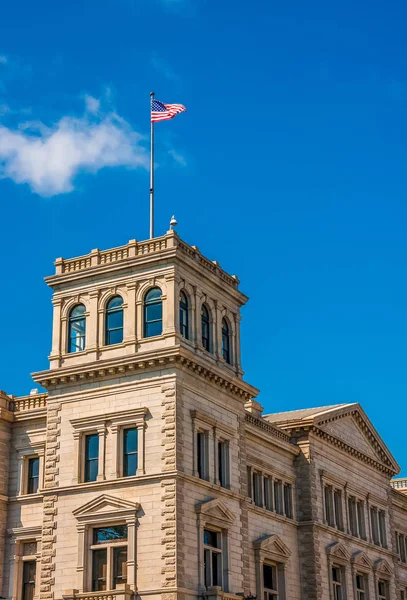 Eski taş bina Amerikan bayrağı — Stok fotoğraf