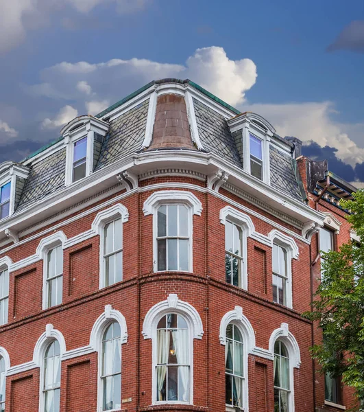 Tuğla köşe Mansard çatı ile — Stok fotoğraf