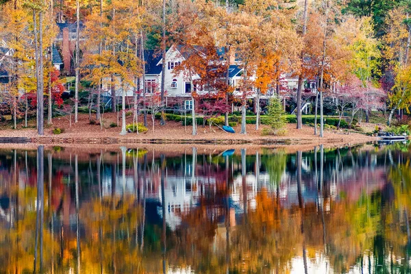 穏やかな湖の岸にすてきな家 — ストック写真