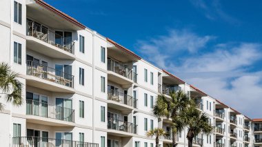 tropik sahil condos üzerinde balkon
