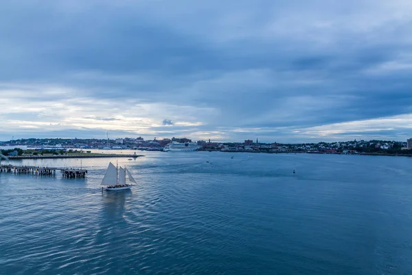 Velero y crucero en Blue Hour —  Fotos de Stock