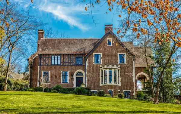 古典的な上のウィンドウと緑の草の古いれんが造りの家 — ストック写真
