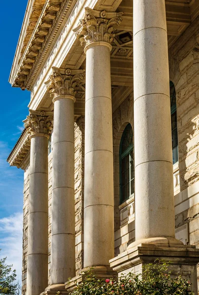 Columnas sobre Antiguo Palacio de Justicia — Foto de Stock