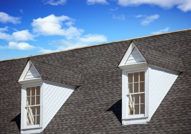 iki dormers gri shingle çatı üzerinde beyaz