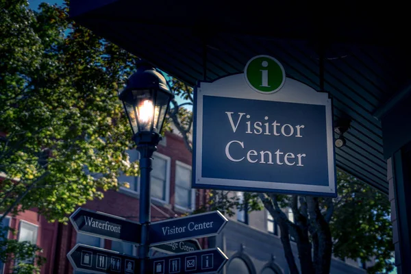 Visitor Center at Night — Stock Photo, Image