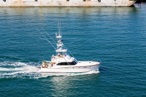 Tres hombres en barco de pesca —  Fotos de Stock