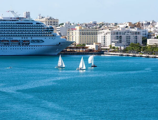 Drie zeilboten door Carnival Valor — Stockfoto