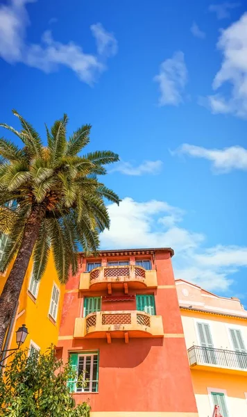 Orangefarbene und gelbe Gebäude in Frankreich mit Tabakladen — Stockfoto