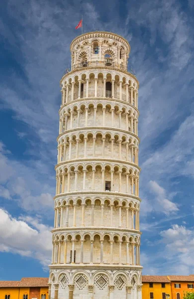 Torre de Pisa bajo las nubes — Foto de Stock