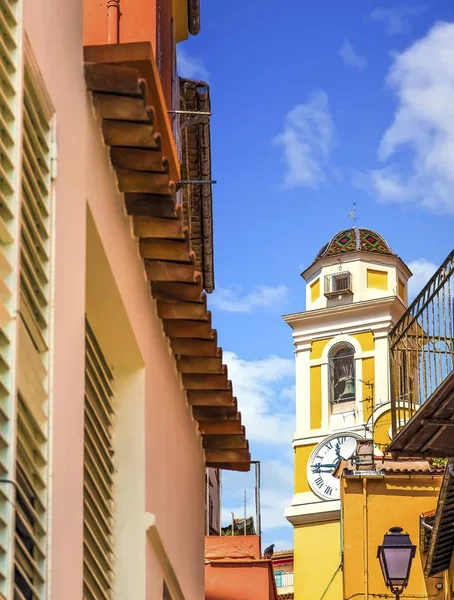 Sarı Saat Kulesi altında mavi gökyüzü alley