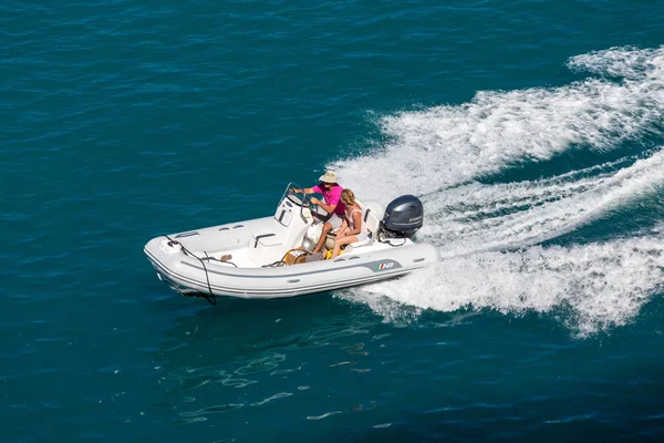 Paar in snelle rubberboot — Stockfoto