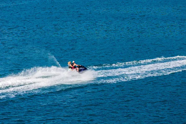 Paar auf Waverunner — Stockfoto