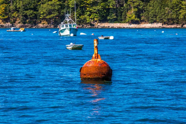 Boya de amarre oxidada en el puerto —  Fotos de Stock